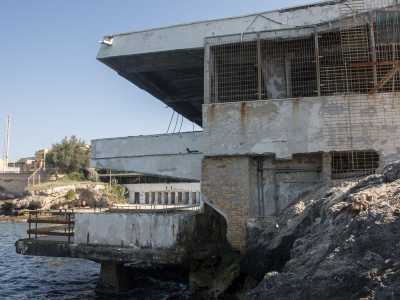 Per aggirarlo costeggiamo la recinzione che caratterizza il lato terra, arrivando cos� dalla parte opposta del rudere: qui un'entrata secondaria completamente aperta permette di passare dal retro del complesso